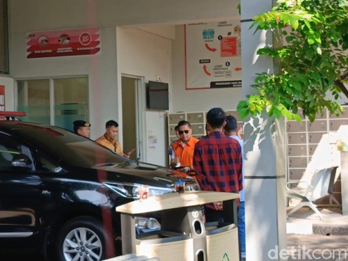 Sekjen DPP PDI Perjuangan, Hasto Kristiyanto dibawa keluar rutan KPK usai diberikan amnesti oleh Presiden Prabowo Subianto. (Adrial/detikcom)