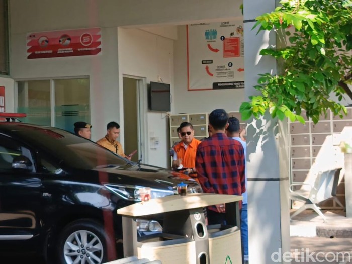 Sekjen DPP PDI Perjuangan, Hasto Kristiyanto dibawa keluar rutan KPK usai diberikan amnesti oleh Presiden Prabowo Subianto. (Adrial/detikcom)