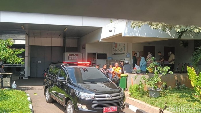 Sekjen PDIP Hasto Kristiyanto tampak kembali ke rutan KPK usai berobat dan melambaikan melambaikan tangannya ke awak media. (Adrial/detikcom)