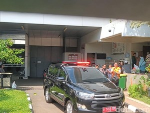 Usai Berobat, Hasto Lambaikan Tangan Saat Kembali ke Rutan KPK