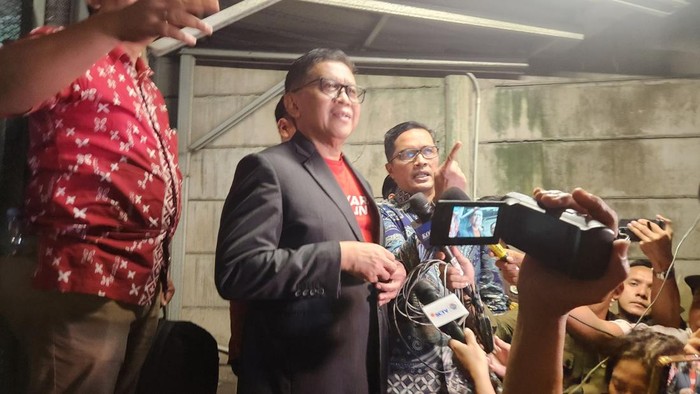 Sekjen PDIP Hasto Kristiyanto telah resmi keluar rumah tahanan negara KPK usai mendapatkan amnesti dari pemerintah. (Adrial/detikcom)
