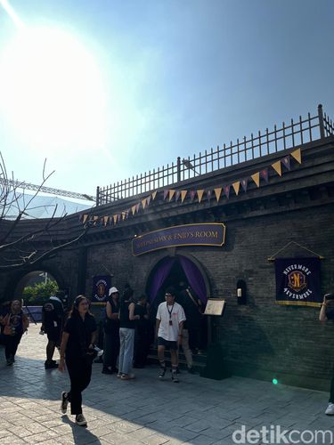 Event SELAMETAN Nevermore Academy Cabang Indonesia digelar Netflix di The Space, Senayan City, Jakarta Pusat. Acara ini merupakan event perayaan serial Wednesday season 2. Dibuka untuk umum mulai 2-7 Agustus 2025.