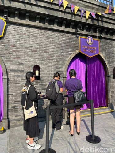 Event SELAMETAN Nevermore Academy Cabang Indonesia digelar Netflix di The Space, Senayan City, Jakarta Pusat. Acara ini merupakan event perayaan serial Wednesday season 2. Dibuka untuk umum mulai 2-7 Agustus 2025.