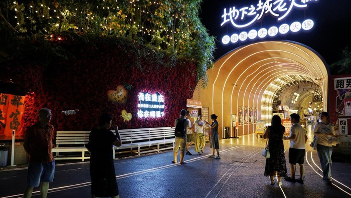 People dine at Underground Zhicheng Old Hot Pot restaurant which was converted from a World War II-era air raid shelter, amid a red alert for heat in Chongqing, China July 31, 2025. REUTERS/Go Nakamura