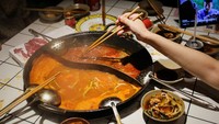 Hotpot yang disajikan begitu menggugah selera. Restoran perlindungan udara sepanjang 520 meter (0,32 mil) yang dibuka pada bulan Juli 2023, memiliki tinggi dan lebar 6 meter, dan dapat menampung 280 meja sekaligus. Foto: REUTERS/Go Nakamura