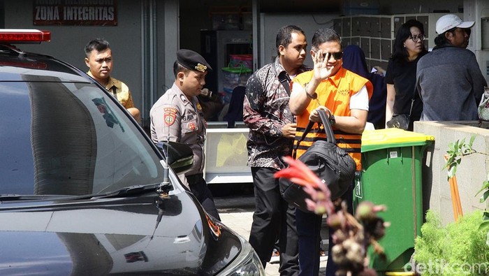 Sekjen PDI Perjuangan Hasto Kristiyanto tampak tersenyum lebar saat tiba di Rumah Tahanan KPK, Jumat (1/8/2025) siang. Ia sempat melambaikan tangan ke arah para jurnalis sebelum masuk ke dalam gedung.