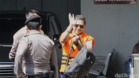 Sekjen PDI Perjuangan Hasto Kristiyanto tampak tersenyum lebar saat tiba di Rumah Tahanan KPK, Jumat (1/8/2025) siang. Ia sempat melambaikan tangan ke arah para jurnalis sebelum masuk ke dalam gedung.