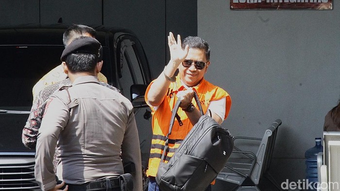 Sekjen PDI Perjuangan Hasto Kristiyanto tampak tersenyum lebar saat tiba di Rumah Tahanan KPK, Jumat (1/8/2025) siang. Ia sempat melambaikan tangan ke arah para wartawan sebelum masuk ke dalam gedung.