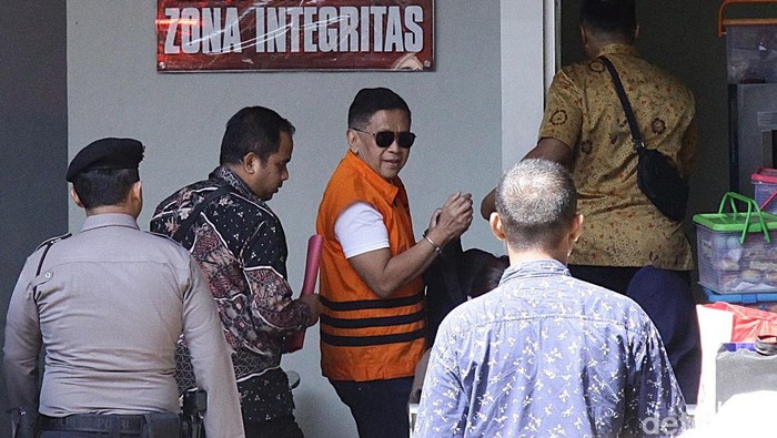 Senyum Hasto Setelah Mendapat Amnesti Presiden Sekjen PDI Perjuangan Hasto Kristiyanto tampak tersenyum lebar saat tiba di Rumah Tahanan KPK, Jumat (1/8/2025) siang. Ia sempat melambaikan tangan ke arah para jurnalis sebelum masuk ke dalam gedung.