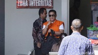 Hasto tidak mengeluarkan pernyataan apa pun kepada awak media. Ia hanya memberikan respons lewat ekspresi wajah dan gerakan tubuhnya.