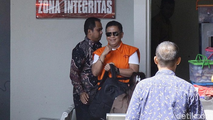 Sekjen PDI Perjuangan Hasto Kristiyanto tampak tersenyum lebar saat tiba di Rumah Tahanan KPK, Jumat (1/8/2025) siang. Ia sempat melambaikan tangan ke arah para jurnalis sebelum masuk ke dalam gedung.