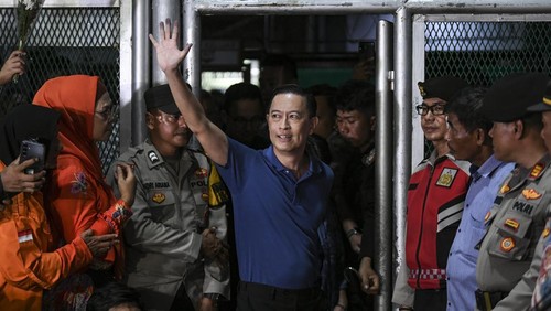 Mantan Menteri Perdagangan Thomas Trikasih Lembong atau Tom Lembong melambaikan tangan saat keluar dari  Rutan Cipinang, Jakarta, Jumat (1/8/2025). Tom Lembong bebas dari proses hukum yang sedang ia jalani setelah mendapatkan abolisi dari Presiden Prabowo Subianto.. ANTARA FOTO/Hafidz Mubarak A/bar