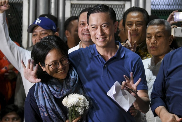 Mantan Menteri Perdagangan Thomas Trikasih Lembong atau Tom Lembong melambaikan tangan saat keluar dari  Rutan Cipinang, Jakarta, Jumat (1/8/2025). Tom Lembong bebas dari proses hukum yang sedang ia jalani setelah mendapatkan abolisi dari Presiden Prabowo Subianto.. ANTARA FOTO/Hafidz Mubarak A/bar
