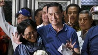 Tom Lembong didampingi istrinya Franciska Wihardja menyapa pendukungnya saat keluar dari  rutan. Pembebasan Tom disambut gembira pendukugnya. Sebelumnya Tom Lembong divonis 4,5 tahun penjara terkait kasus dugaan korupsi importasi gula. Kini Tom dibebaskan pemerintah lewat pemberian abolisi. Foto: ANTARA FOTO/Hafidz Mubarak A