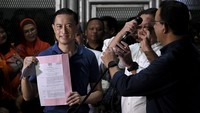 Tom Lembong menunjukan berkas Keppres saat keluar dari Rutan Cipinang. Tom Lembong mengucapkan terima kasih kepada Presiden Prabowo. Foto: ANTARA FOTO/Hafidz Mubarak A