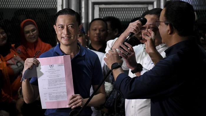 Senyum Semringah Tom Lembong Setelah Resmi Bebas Mantan Menteri Perdagangan Thomas Trikasih Lembong atau Tom Lembong melambaikan tangan saat keluar dari Rutan Cipinang, Jakarta, Jumat (1/8/2025). Tom Lembong bebas dari proses hukum yang sedang ia jalani setelah mendapatkan abolisi dari Presiden Prabowo Subianto.. ANTARA FOTO/Hafidz Mubarak A/bar