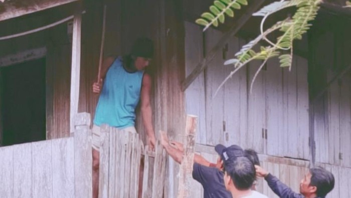 Seorang ODGJ berusaha diamankan usai menusuk dua orang pekerja proyek GOR mini di Muara Enim.