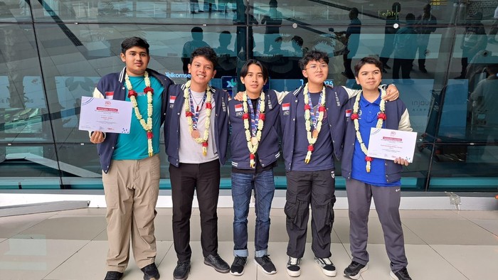 Siswa Indonesia meraih 3 medali perunggu dan 2 Honorable Mention di International Physics Olympiad 2025 di Paris, bersaing dengan 405 peserta dari 92 negara.