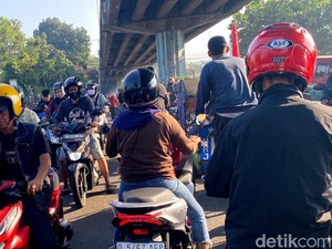 Menguji Kesabaran di Bawah Flyover Kiaracondong Bandung