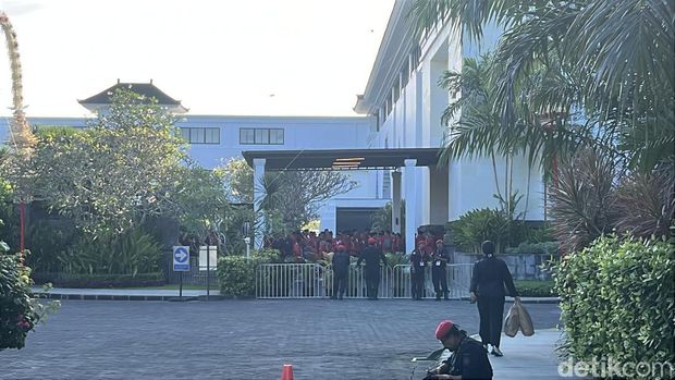 Situasi di luar arena Kongres PDIP di BNDCC, Jumat (1/8/2025). (dok. Rizki Setyo/detikBali)