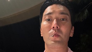 Selfie Siwon saat malam hari. Momen liburna ini membuat warganet heboh soal teman liburan Siwon. Foto: dok. Instagram @siwonchoi