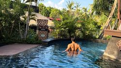 Siwon Choi Berjemur Nikmati Suasana Bali, Ini yang Ramai Ditanya Netizen