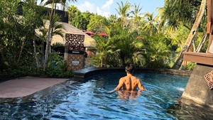 Siwon menikmati teriknya matahari Bali dengan berenang di kolam renang. Suasana resort tempat personel Super Junior itu menginap sangat tenang dan asri. Foto: dok. Instagram @siwonchoi