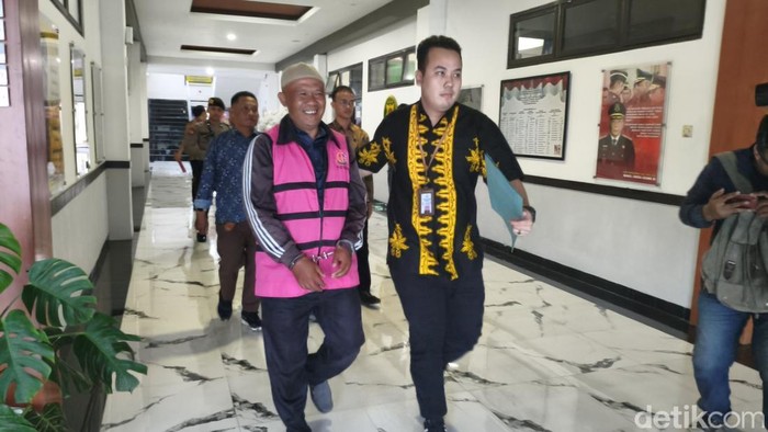 Slamet Setiawan, mantan Direktur Teknik PDAM Delta Tirta Sidoarjo saat ditahan Kejari Sidoarjo.
