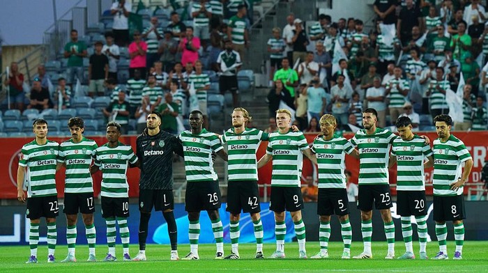 FARO, PORTUGAL - JULY 31: Sporting CP Players during a minute of silence in memory of Diogo Kota and Andre Silva before the start of the Portuguese Super Cup match between Sporting CP and SL Benfica at Estadio Algarve on July 31, 2025 in Faro, Portugal.  (Photo by Gualter Fatia/Getty Images)