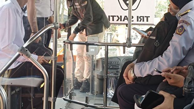Suasana di dalam bus Trans Banjarbakula rute Siring 0 Km Banjarmasin ke Martapura, Kamis (31/7/2025). (CNBC Indonesia/Muhammad Khadafi)