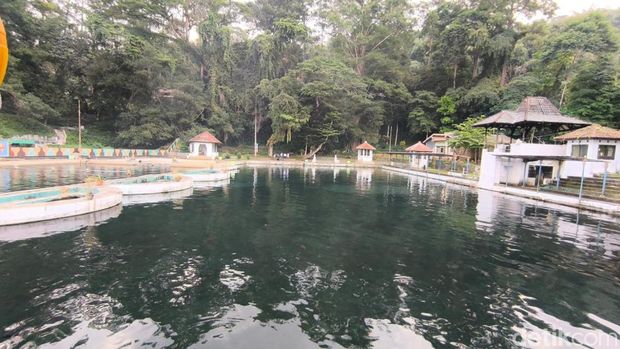 Suasana Objek wisata Balong Ikan Dewa Cigugur Kuningan