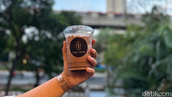 Sudo Brew, spot baru di Jaksel dengan pemandangan LRT.