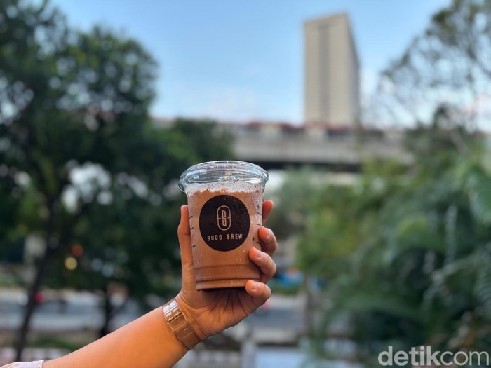 Sudo Brew, spot baru di Jaksel dengan pemandangan LRT.