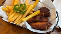 Sebagai camilan ada menu Chicken Wings seharga Rp 47.000 dengan pendamping kentang goreng. Foto: detikcom/Riska Fitria
