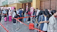 Terlihat kru Female Daily, staf brand, hingga petugas keamanan mal turut bersiaga untuk menyambut membludaknya pengunjung yang menanti pembukaan pameran.