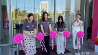 CEO Trans Digital Lifestyle sekaligus CEO of TDLG & Female Daily Network Putri Tanjung, Editor in Chief Female Daily Arinda Kristie, serta Event Marketing & KOL Led Berliana Naftali Emalia Sinaga secara resmi membuka Surabaya X Beauty 2025 edisi kedua tahun ini.