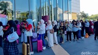 Sejak pukul 09.30 WIB, lokasi acara sudah dipenuhi pengunjung. Bahkan, karena antusiasme tinggi, antrean mengular hingga ke luar gedung.