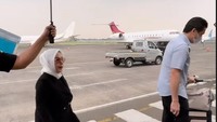Bersama suaminya, Reino Barack, ibunda Syahrini dan kakak Syahrini, Aisyahrani, mereka tiba di Jakarta dari Singapura. Foto: dok instagram Syahrini