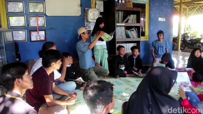 Taman baca di tengah desa di Subang.