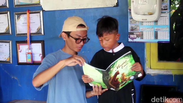 Taman baca di tengah desa di Subang.