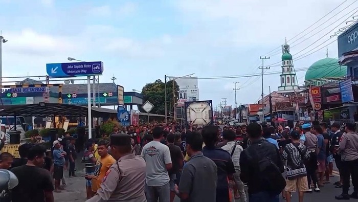 Tangkapan layar aksi demonstrasi sopir truk tutup pintu keluar ASDP Ketapang Banyuwangi.