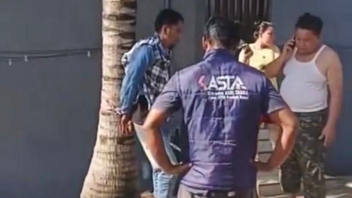 Tangkapan layar pencuri tabung gas di Palopo diikat warga di pohon kelapa.