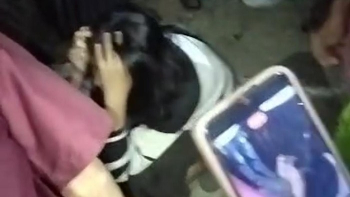 Tangkapan layar seorang wanita diduga hendak mencuri dikepung warga di Maros.