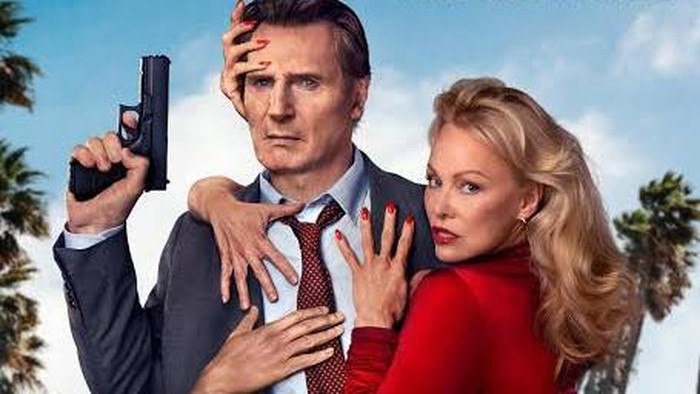 Cuplikan adegan dalam film The Naked Gun (2025).