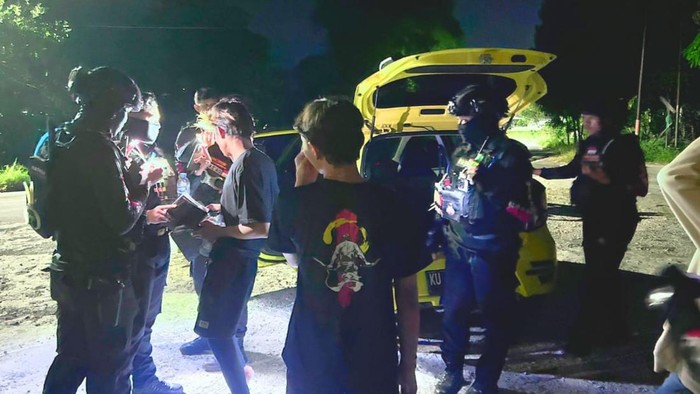 Seorang pemuda di Tarakan, Kalimantan Utara kedapatan menyimpan sabu di dalam mulutnya untuk mengelabui polisi. Aksi itu terbongkar saat patroli rutin Polres Tarakan di kawasan Gunung Selatan, Rabu (30/7) sekitar pukul 23.30 Wita.