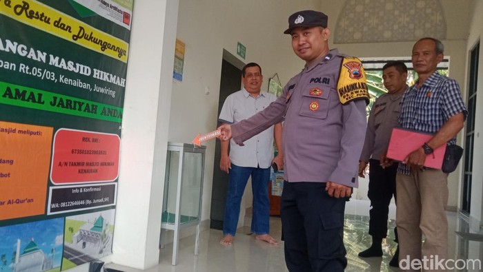 Tim Polsek Juwiring, Klaten, mengecek lokasi Masjid Hikmah yang dicuri kotak infaknya, Jumat (1/8/2025).