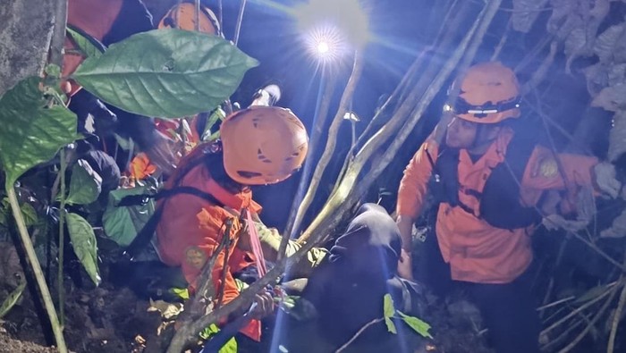 Tim SAR Gabungan saat mengevakuasi rombongan yang  yang tersesat dalam hutan di kawasan Nagari Pauh Sangik, Kecamatan Akabiluru, Lima Puluh Kota, Sumbar. (Dok. Istimewa)