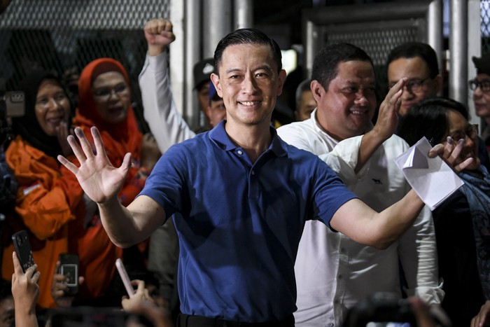 Mantan Menteri Perdagangan Thomas Trikasih Lembong atau Tom Lembong melambaikan tangan saat keluar dari  Rutan Cipinang, Jakarta, Jumat (1/8/2025). Tom Lembong bebas dari proses hukum yang sedang ia jalani setelah mendapatkan abolisi dari Presiden Prabowo Subianto. ANTARA FOTO/Hafidz Mubarak A