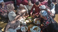 Tradisi ini digelar dalam rangka permohonan kepada Tuhan YME untuk diberi kelancaran mengolah tembakau sekaligus sebagai upaya memperkokoh persatuan dan kerukunan masyarakat petani.  ANTARA FOTO/ANIS EFIZUDIN