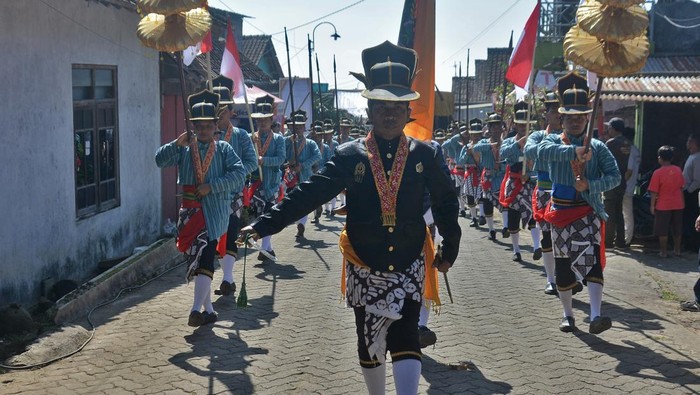 Tradisi Kirab Cacak Tumpeng Agung, Warisan Syukur Lereng Sindoro Warga berebut gunungan hasil pertanian saat Tradisi Kirab Cacak Tumpeng Agung di kawasan lereng Gunung Sindoro, Desa Purborejo, Bansari, Temanggung, Jawa Tengah, Jumat (1/8/2025). Tradisi yang digelar oleh masyarakat petani tembakau tersebut dalam rangka permohonan kepada Tuhan YME untuk diberi kelancaran mengolah tembakau sekaligus sebagai upaya memperkokoh persatuan dan kerukunan masyarakat petani. ANTARA FOTO/Anis Efizudin/agr